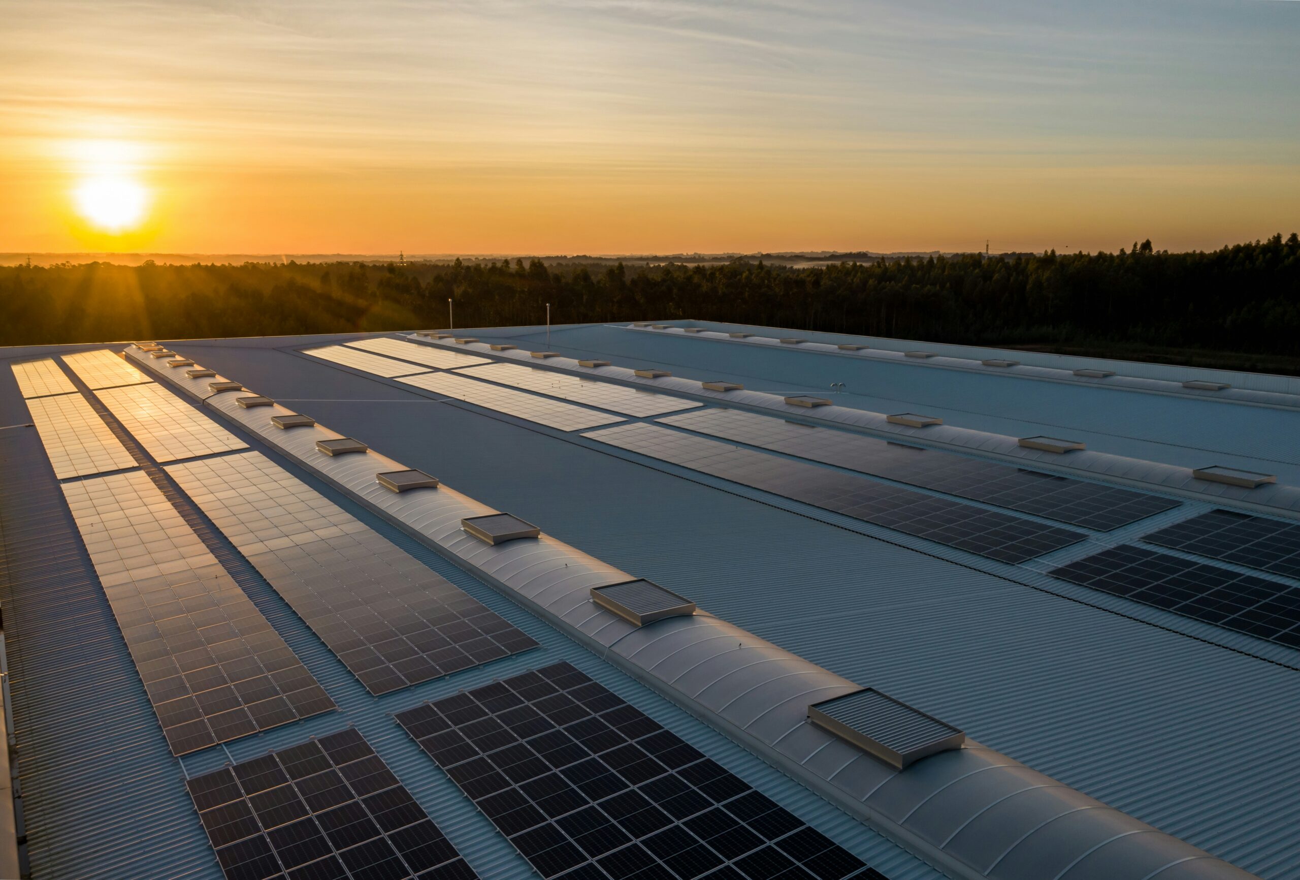 Photovoltaik-Lösungen für Gewerbe, Industrie und Hotels nuno marques 0GbrjL3vZF4 unsplash - Photovoltaik-Lösungen für Gewerbe, Industrie und Hotels