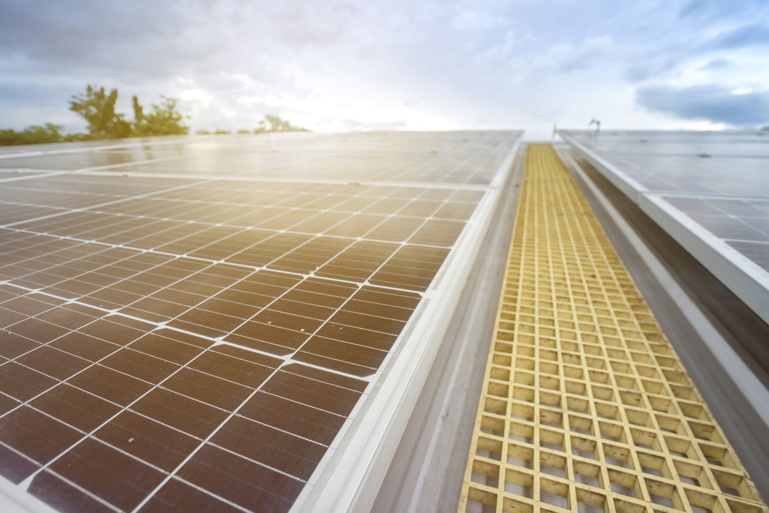 Photovoltaik-Lösungen für Gewerbe, Industrie und Hotels siwawut phoophinyo rylkLLumk9k unsplash - Photovoltaik-Lösungen für Gewerbe, Industrie und Hotels