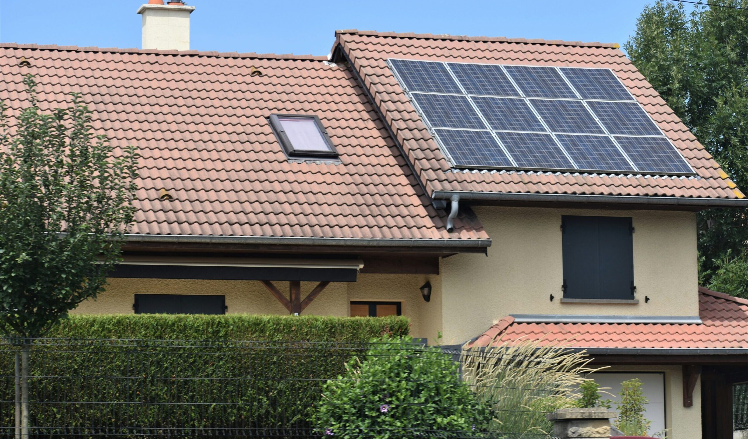 Photovoltaik-Lösungen für Gewerbe, Industrie und Hotels daniele la rosa messina OiPtLN9 04w unsplash r96fbt4y5lbc00lyqv4pn9grl5pfvp8ajb5evtssz0 - Photovoltaik-Lösungen für Gewerbe, Industrie und Hotels
